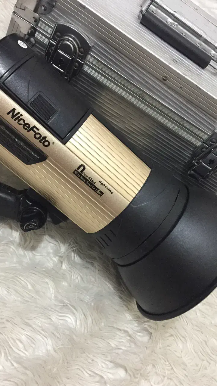 فلاش نایس بسیار تمیز با کیس و باطری و شارژر|دوربین عکاسی و فیلم‌برداری|تهران, نارمک|دیوار