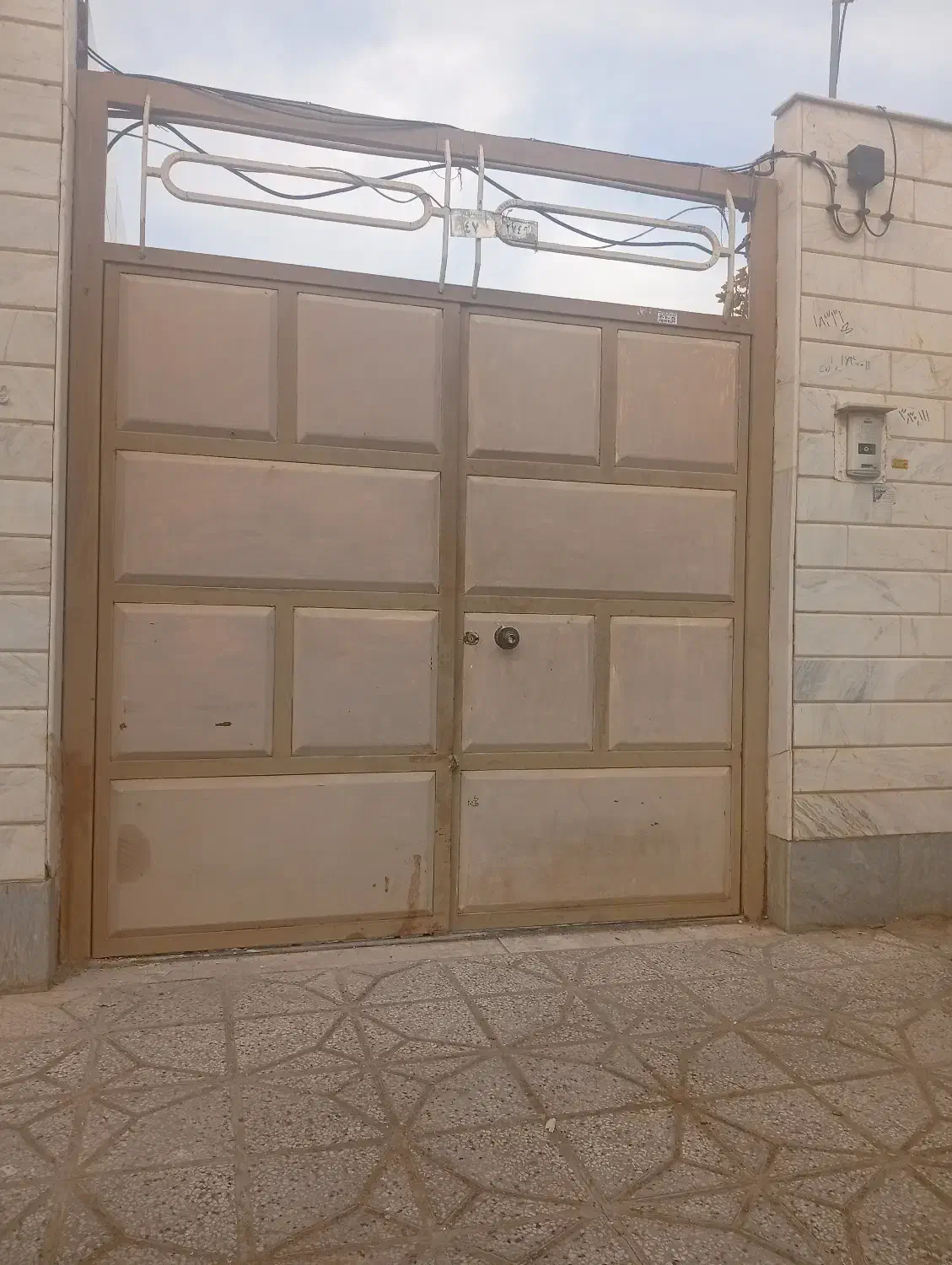 درب حیاط و درب ورودی آپارتمان با حفاظ و چهارچوب|مصالح و تجهیزات ساختمان|کاشمر, |دیوار