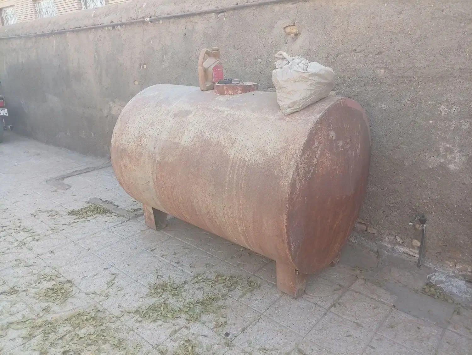 یک عدد تانک 2000لیتری|مصالح و تجهیزات ساختمان|رضویه, |دیوار