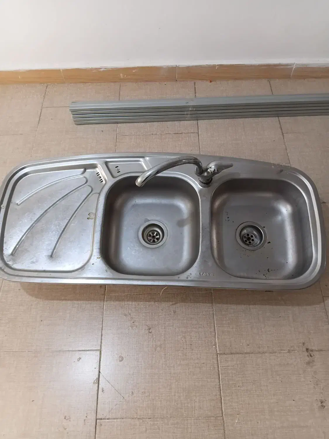 سینک و شیر|آب‌چکان و نظم‌دهنده ظروف|رشت, کوی عرفان|دیوار