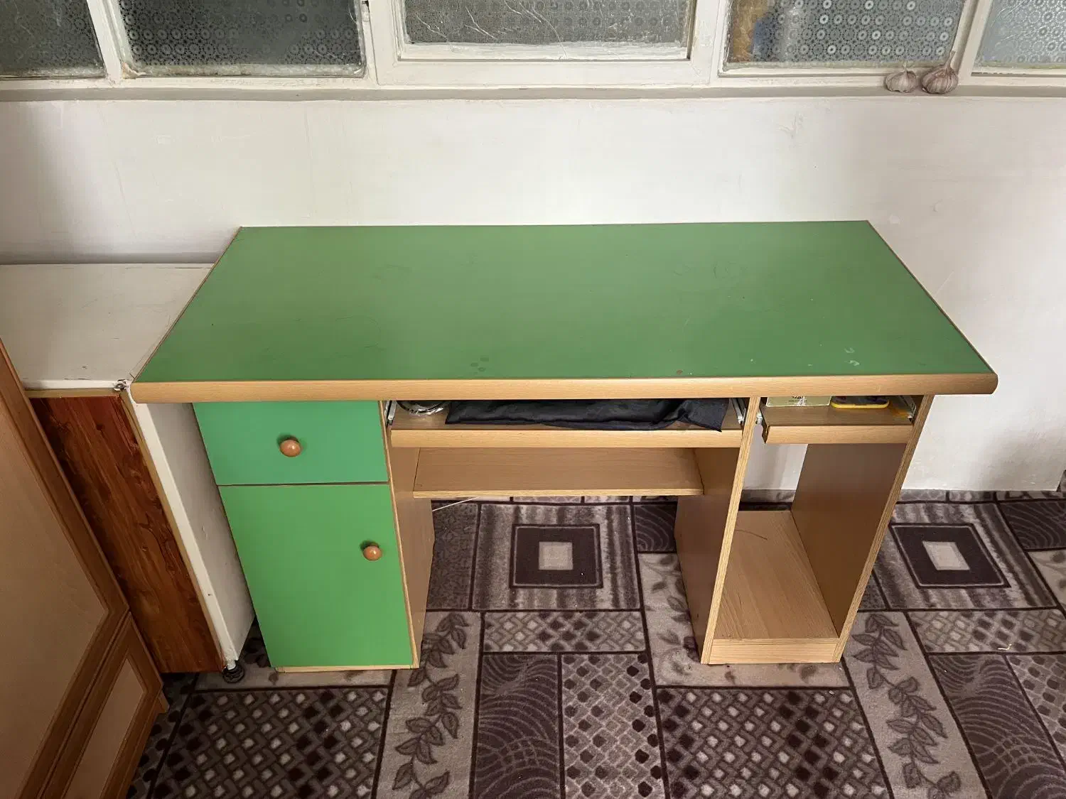 میز|میز تحریر و کامپیوتر|آبیک, |دیوار