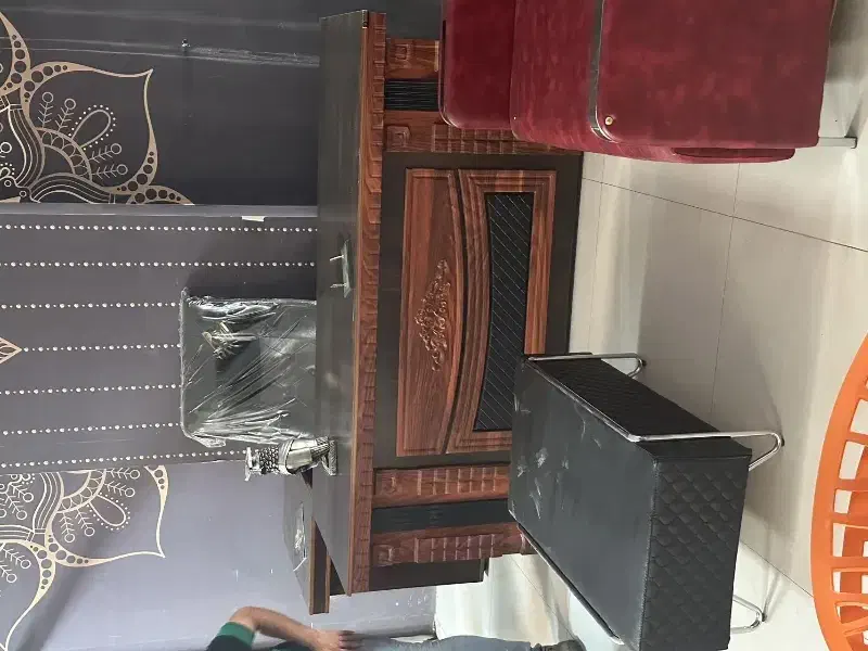 ۲ عدد میز|مبلمان اداری|کاشان, غربت|دیوار