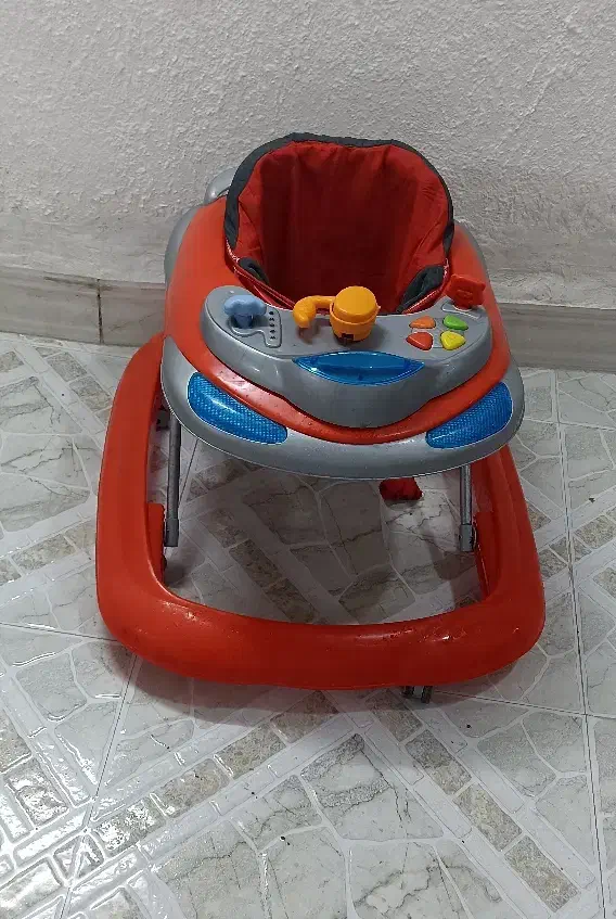 گهواره و روروعک|تخت و صندلی بچه|لاهیجان, لیالستان|دیوار