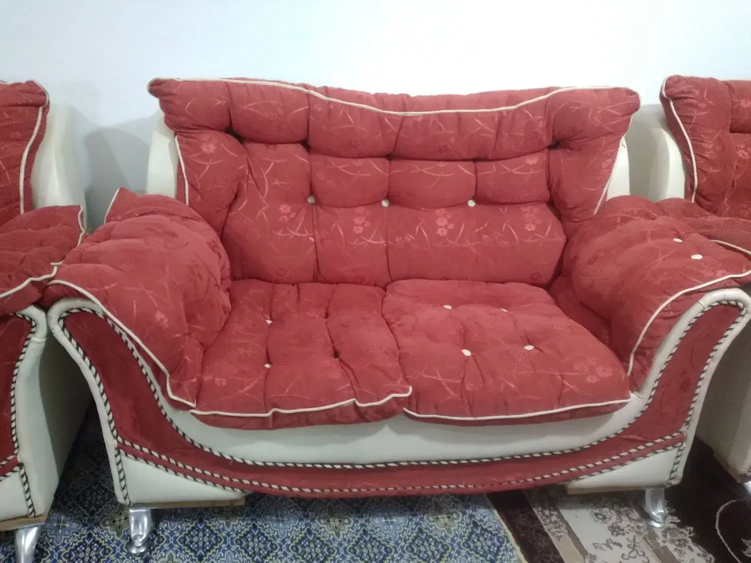 مبل ۴نفره|مبلمان خانگی و میز عسلی|رشت, آب آسیاب|دیوار