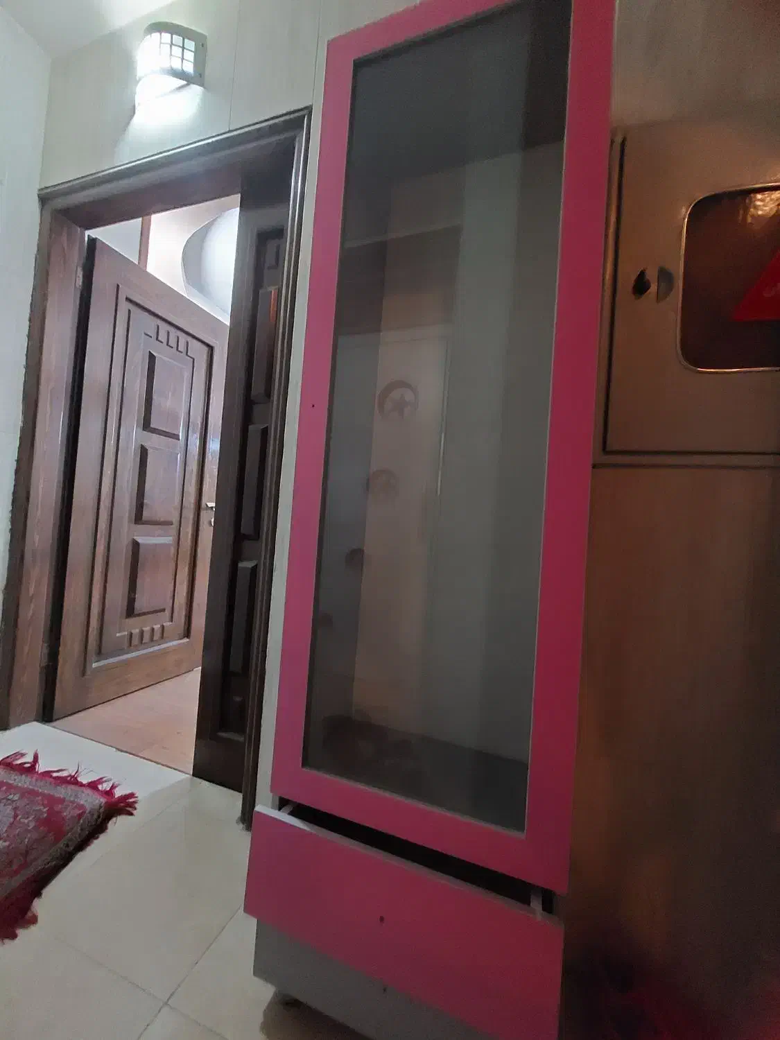 ۱ عدد ویترین تمام ام دی اف با طبقه های شیشه ای|بوفه، ویترین، کنسول|اصفهان, مصلی|دیوار