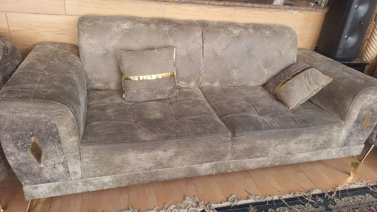 مبل سه نفره تک|مبلمان خانگی و میز عسلی|صدرا-فارس, فاز ۱|دیوار