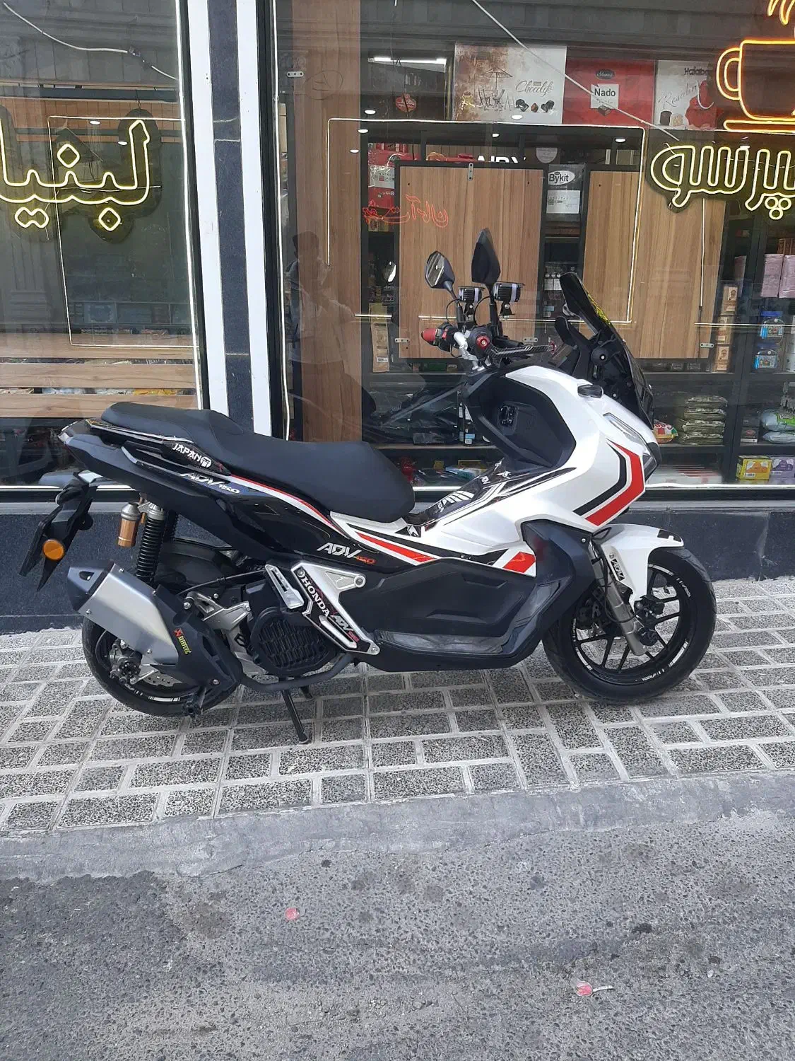 اسکوتر ADV 150|موتورسیکلت|میانه, |دیوار