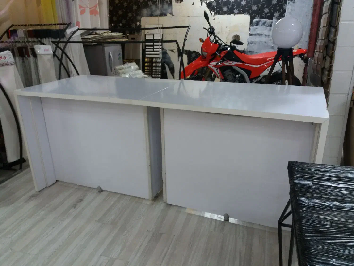 دو عدد میز|میز تحریر و کامپیوتر|شیراز, بعثت|دیوار