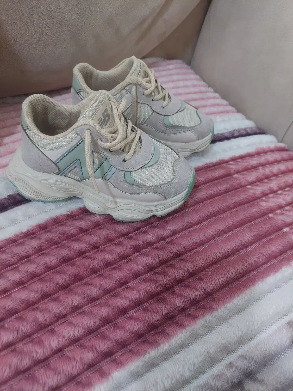 کفش|کفش و لباس بچه|رباط‌کریم, رباط‌کریم|دیوار