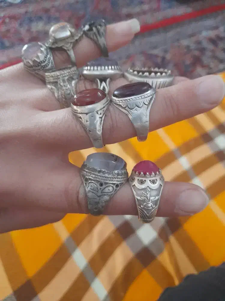 انواع انگشترهاوسکه های نقره قدیمی وساعت نبضی قدیمی|کلکسیون اشیاء عتیقه|سرایان, |دیوار