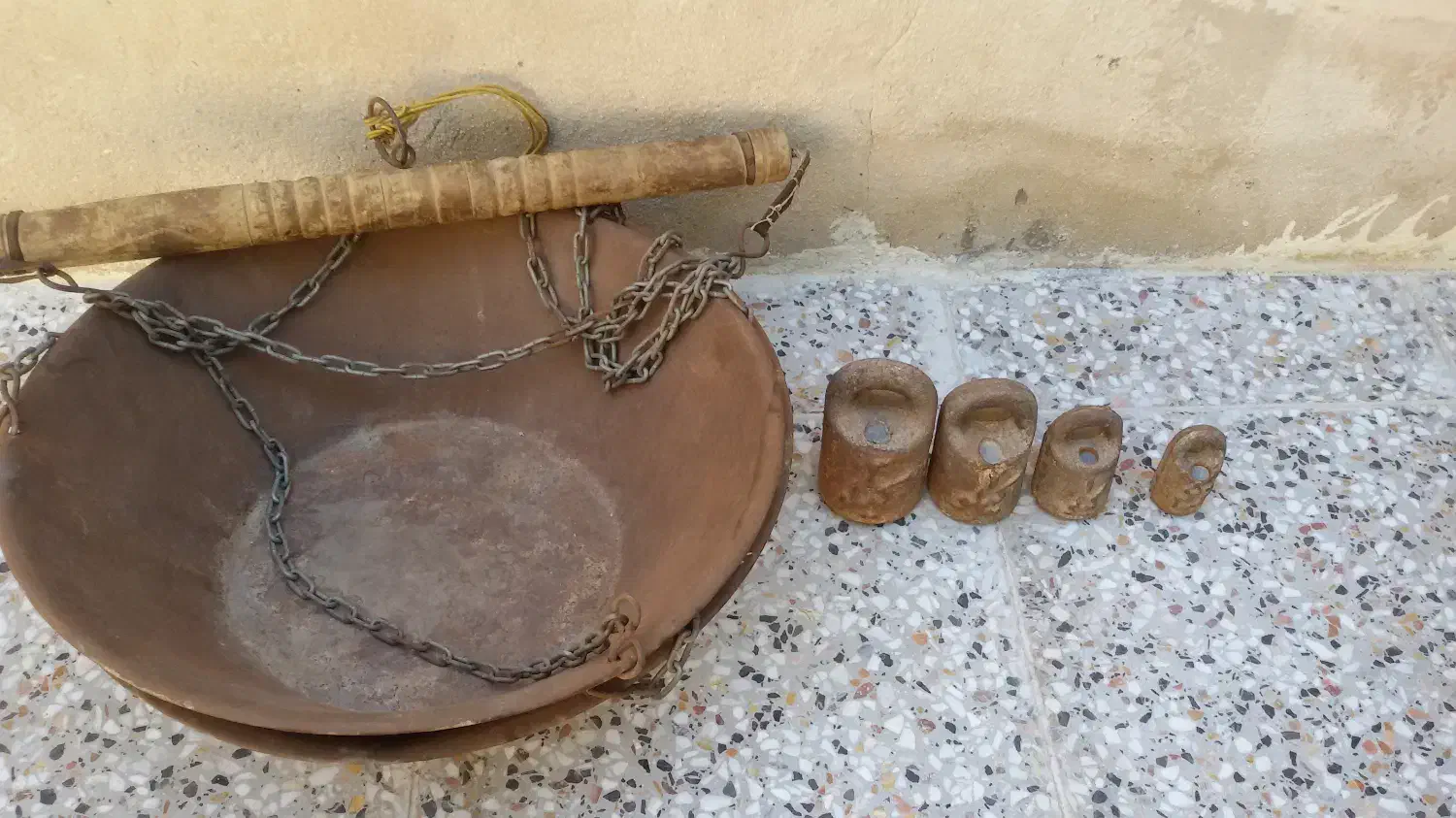 ترازوی زنجیردار قدیمی|کلکسیون اشیاء عتیقه|لنجان, |دیوار