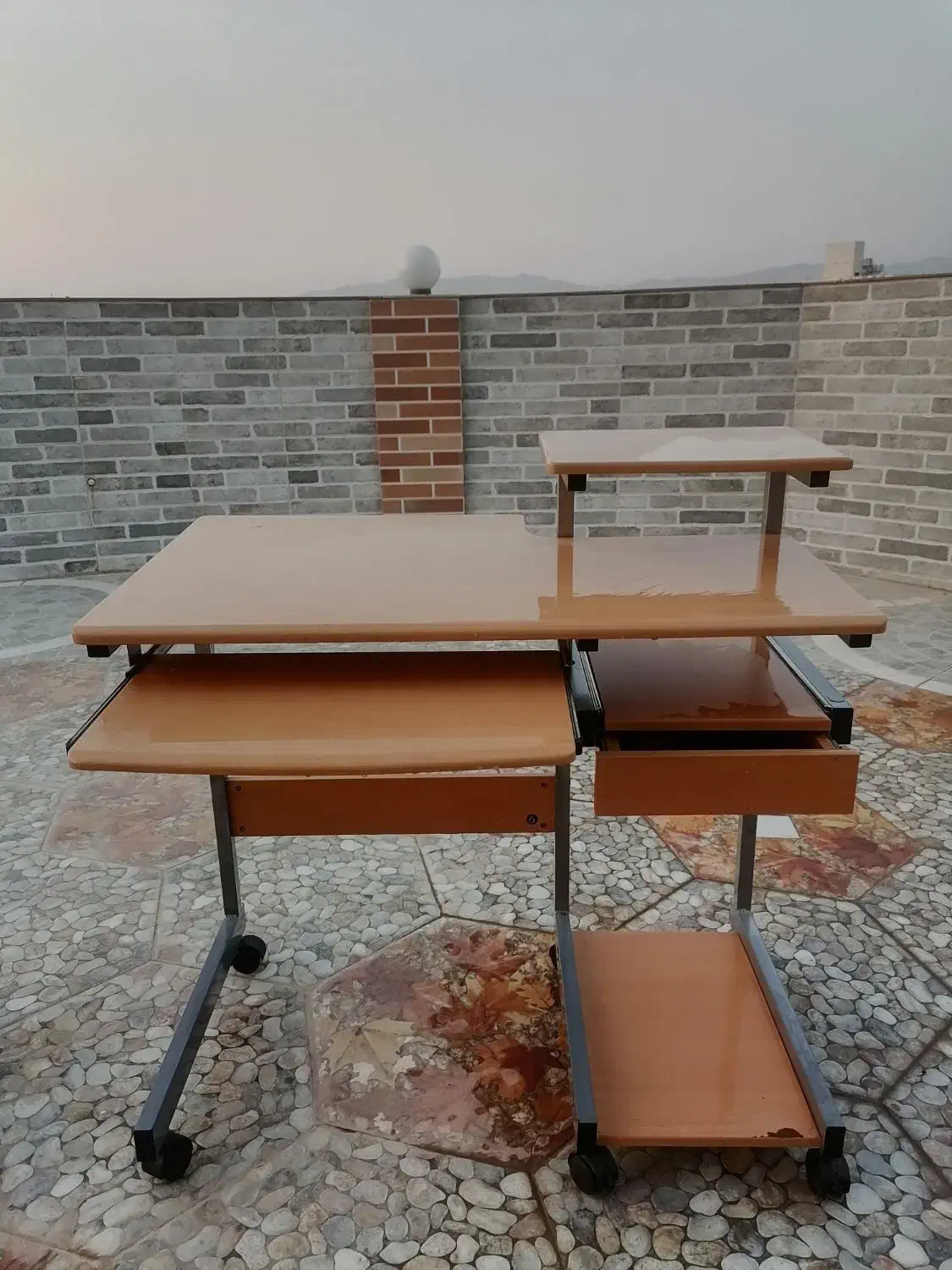 میز کامپیوتر در حد نو تمیز|میز تحریر و کامپیوتر|سبزوار, هویزه|دیوار