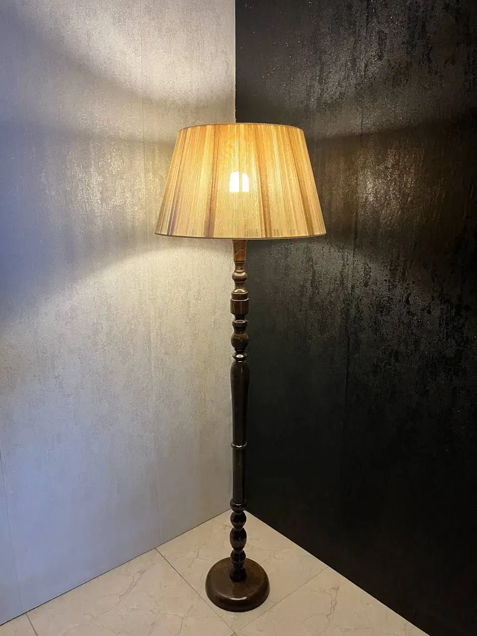 آباژور ایستاده کنار سالنی|چراغ خواب و آباژور|هشتگرد, شهرک ولیعصر (مصلی)|دیوار