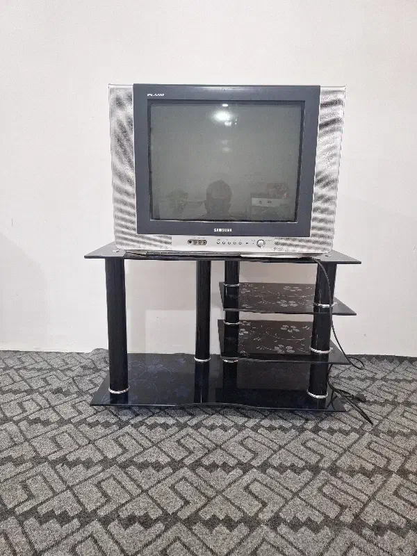 تلویزیون سامسونگ ومیز ویک آبسردکن|تلویزیون و پروژکتور|خرمشهر, |دیوار