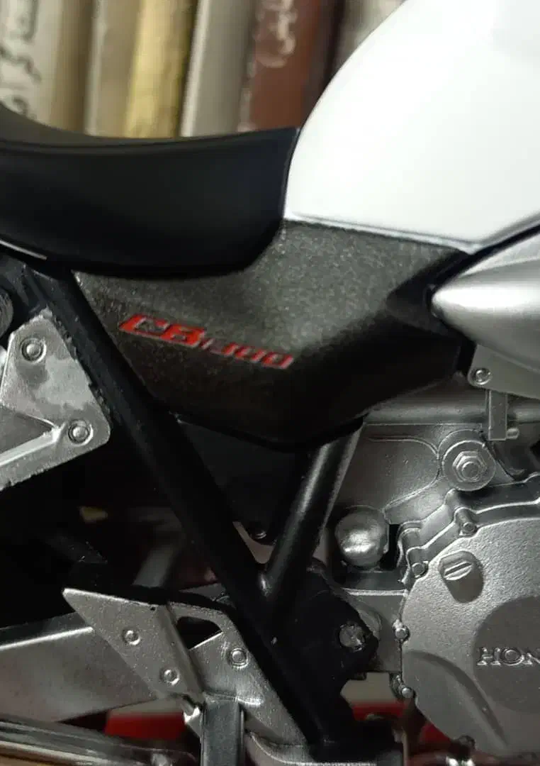 ماکت موتور سی بی ۱۳۰۰ مدل ۲۰۰۳|کلکسیون و سرگرمی|تهران, فلسطین (میدان انقلاب)|دیوار