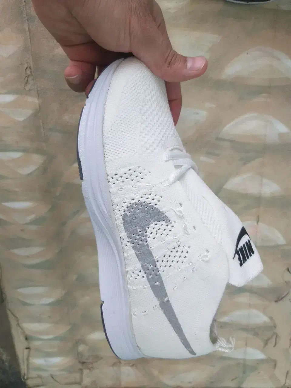 کفش|کیف، کفش، کمربند|بومهن, |دیوار