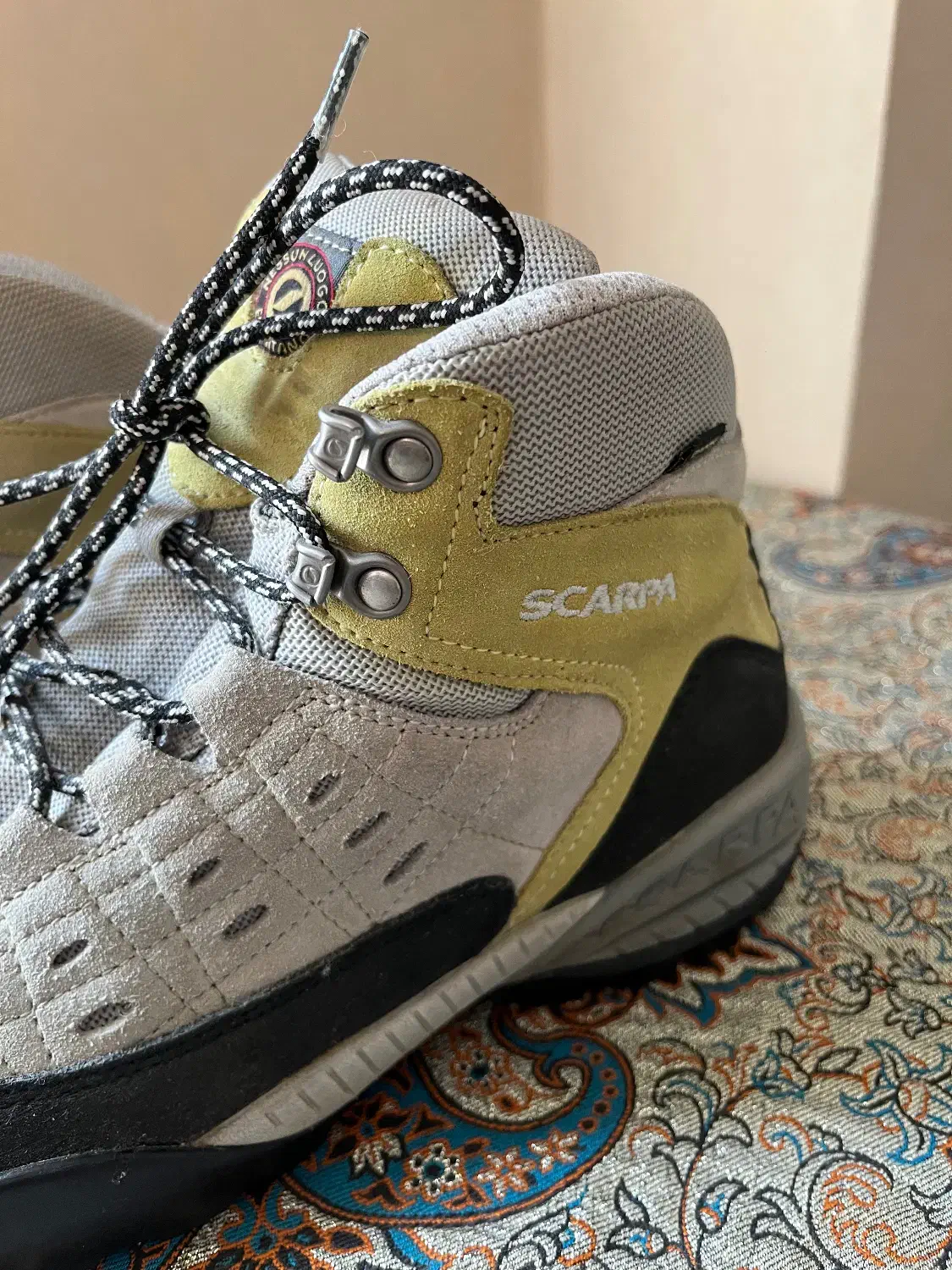 کفش|کیف، کفش، کمربند|اصفهان, رزمندگان|دیوار