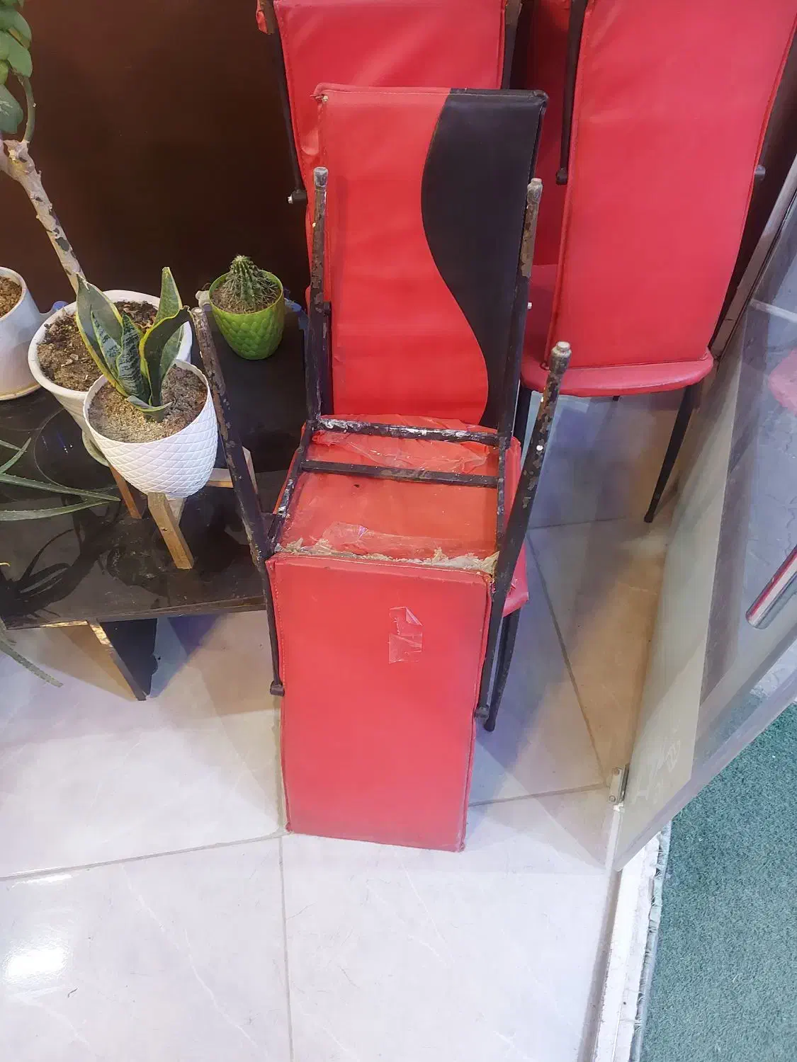 صندلی آهنی بارویه فومی....|صندلی و نیمکت|بروجرد, |دیوار