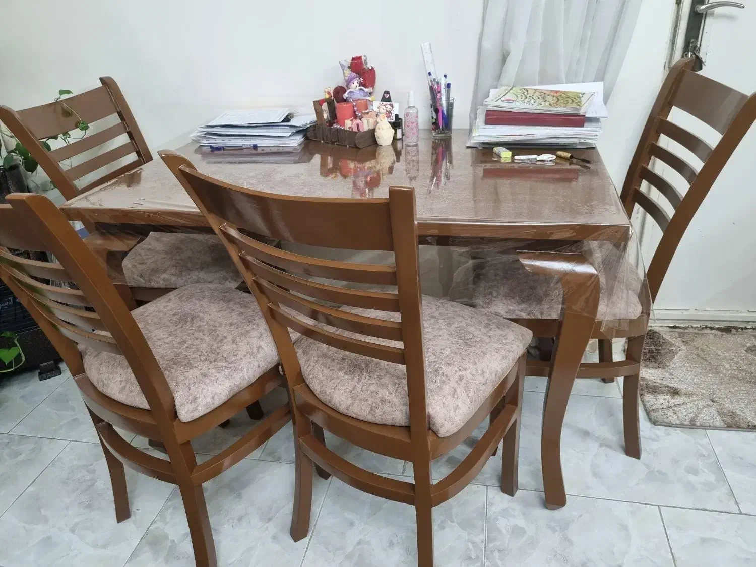 فروش یک دست میز و صندلی نهارخوری شیک و نو|میز و صندلی غذاخوری|کازرون, |دیوار