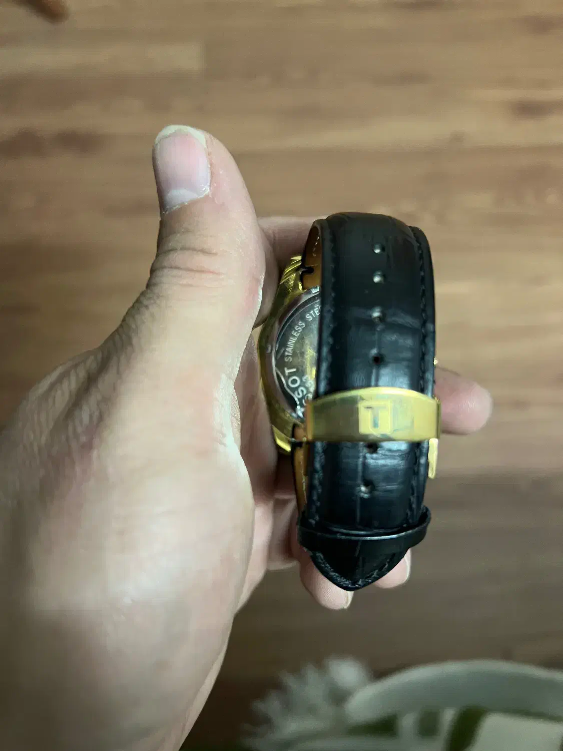 ساعت تیسوت|ساعت|ری, سیزده آبان|دیوار