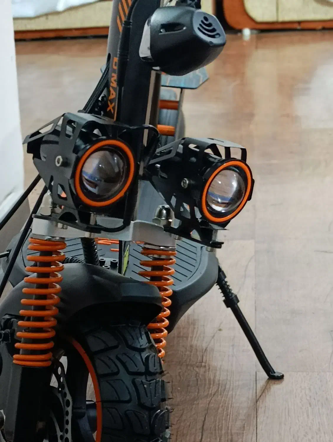 اسکوتر|موتورسیکلت|نی‌ریز, |دیوار