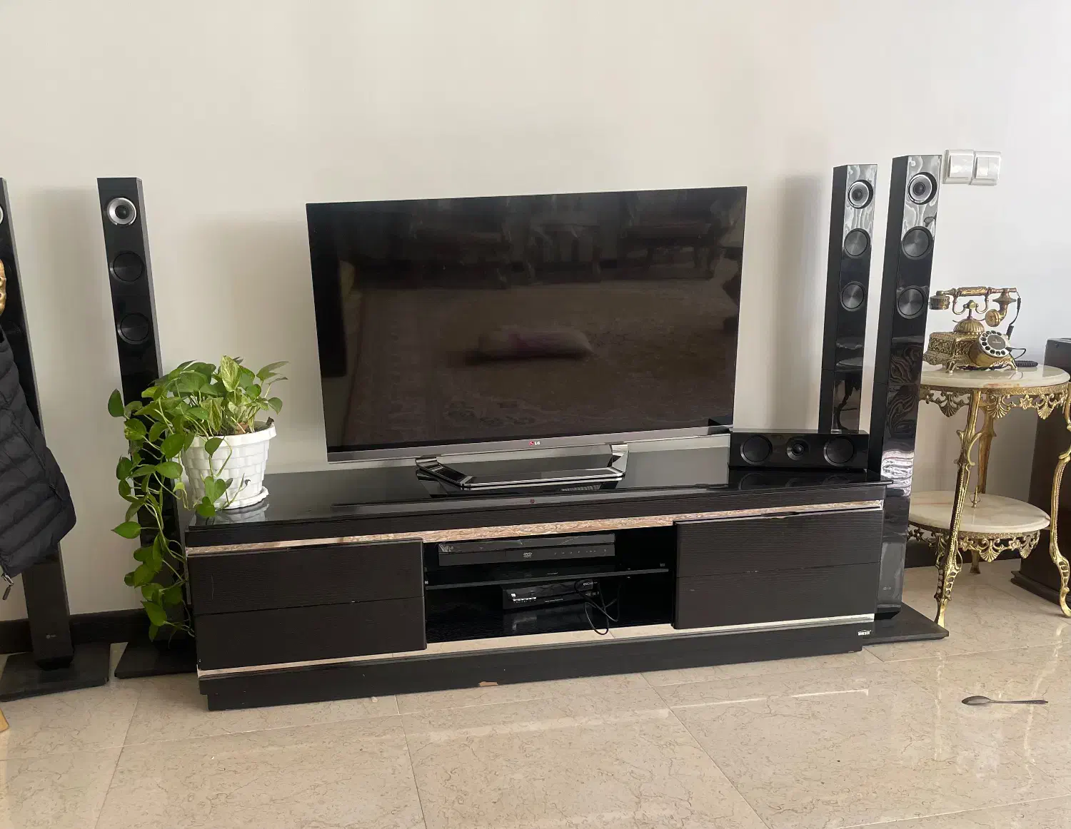 فروش میز تلوزیون وویترین نو وکاملا شیک|بوفه، ویترین، کنسول|شاهین‌شهر, مخابرات (شهید بهشتی)|دیوار