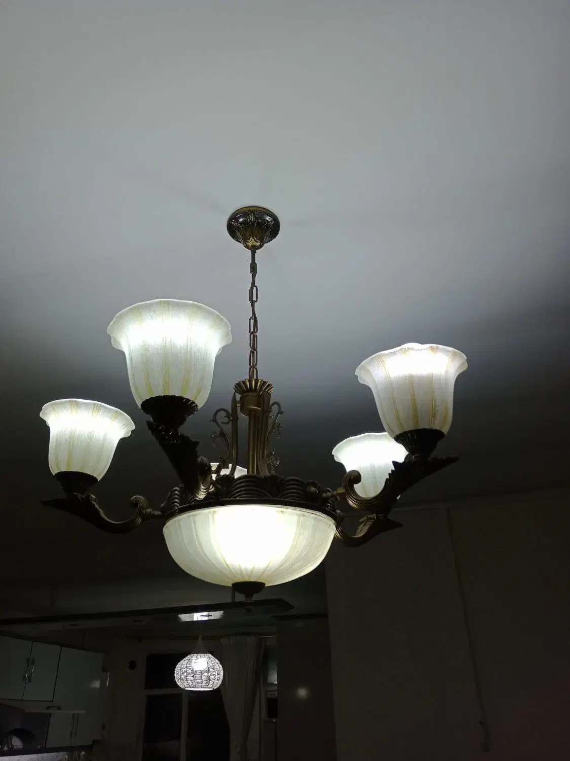 لوستر|لوستر و چراغ آویز|قدس, شهر‌قدس|دیوار