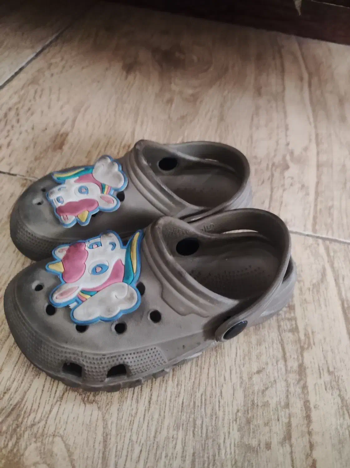 کفش بچگانه|کفش و لباس بچه|اندیشه, اندیشه فاز ۱|دیوار