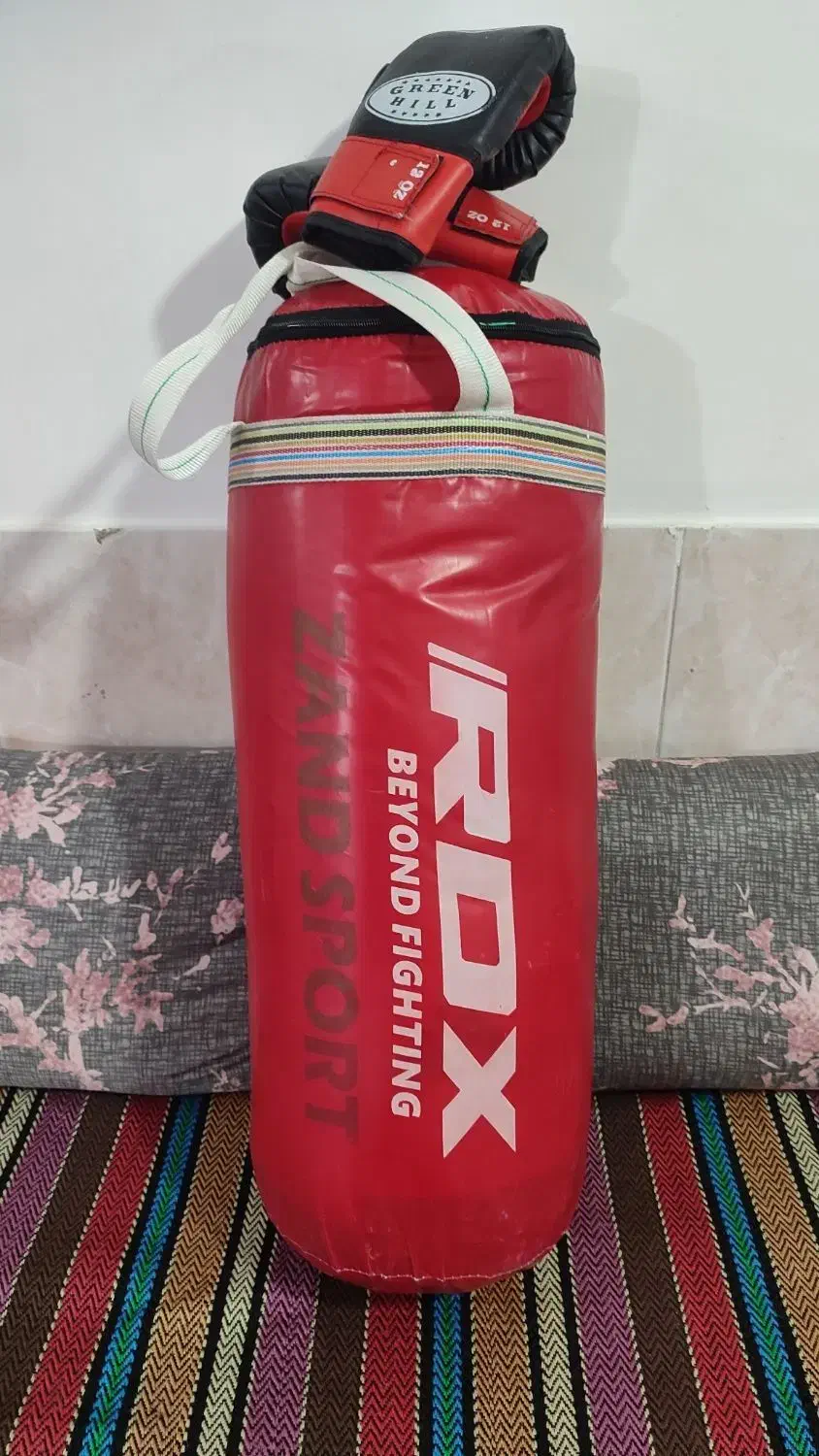 کیسه بوکس ودستکش تمیز درحدنو|تجهیزات ورزشی|کاشان, معلم|دیوار