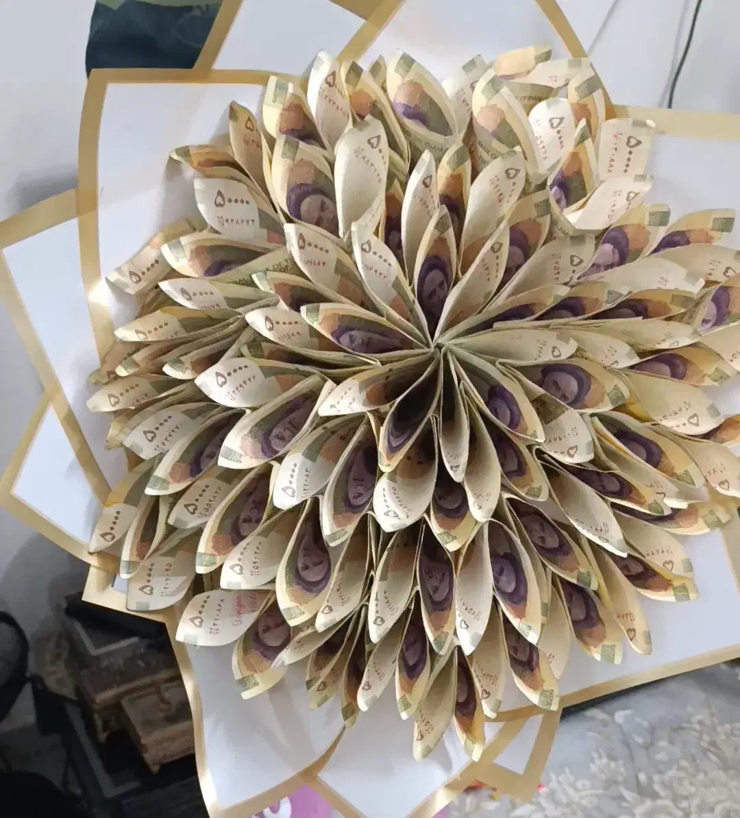 باکس گل و پول هدیه‌ای شیک، خاص و کاملاً سفارشی|گل مصنوعی|یزد, |دیوار