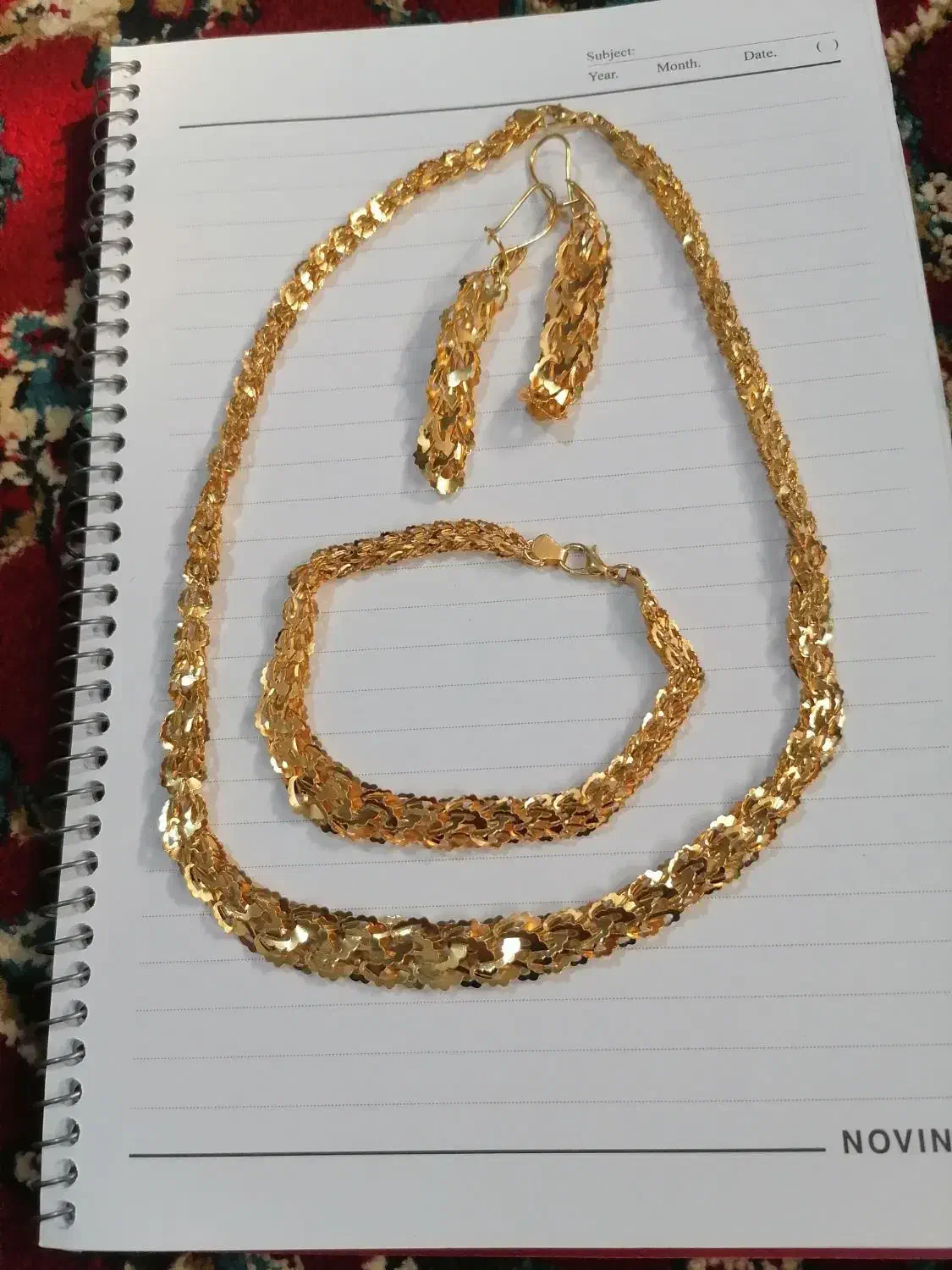 گردنبند|بدلیجات|نیشابور, ریوند|دیوار