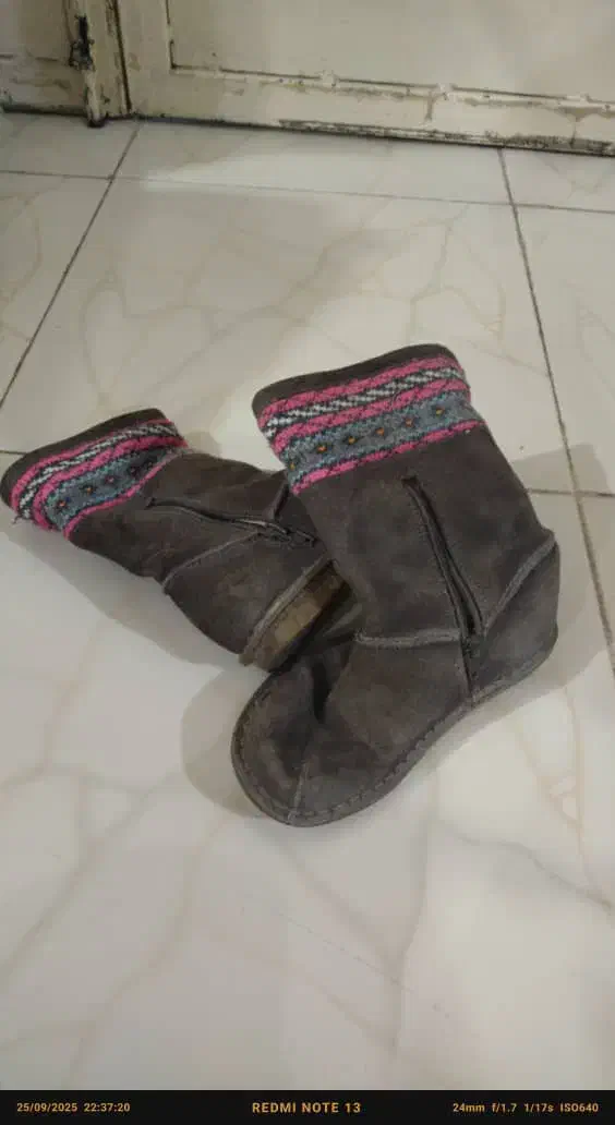 پوتین زنانه و بچه گانه چرم خارجی|کیف، کفش، کمربند|فیروزآباد (فارس), |دیوار