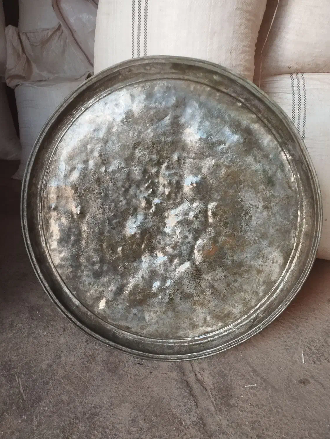 سینی بزرگ مسی|کلکسیون اشیاء عتیقه|کرمان, |دیوار