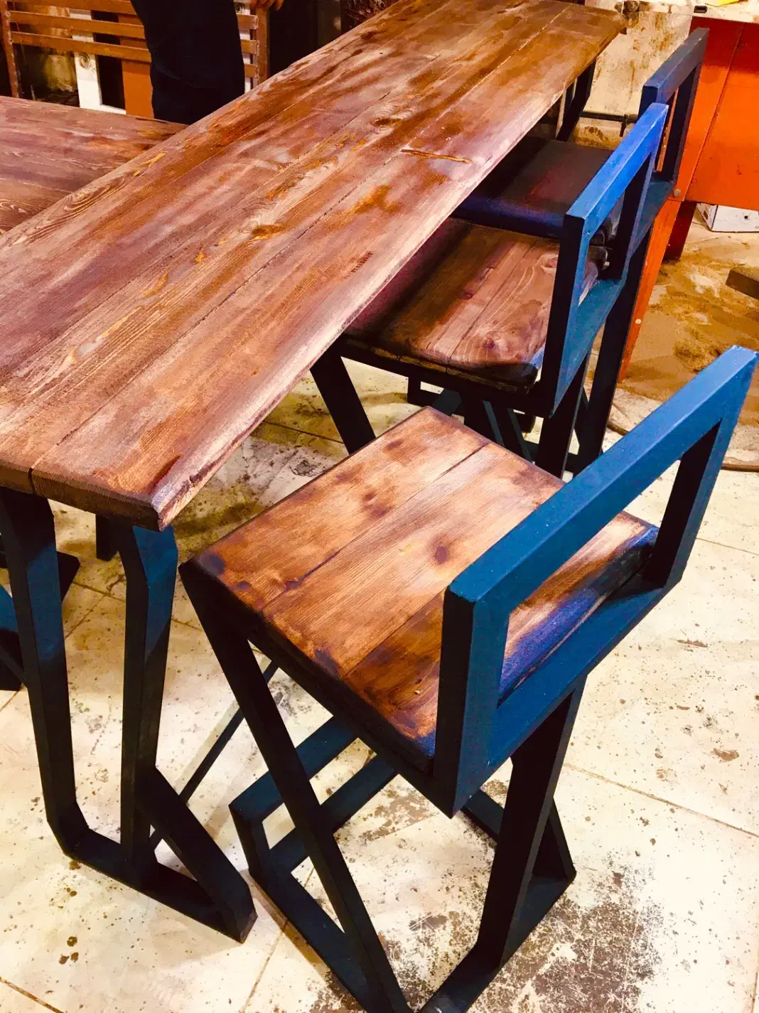 ۱دست میزوصندلی اوپنِی چوب‌وفلز|میز و صندلی غذاخوری|رشت, لاکان شهر|دیوار