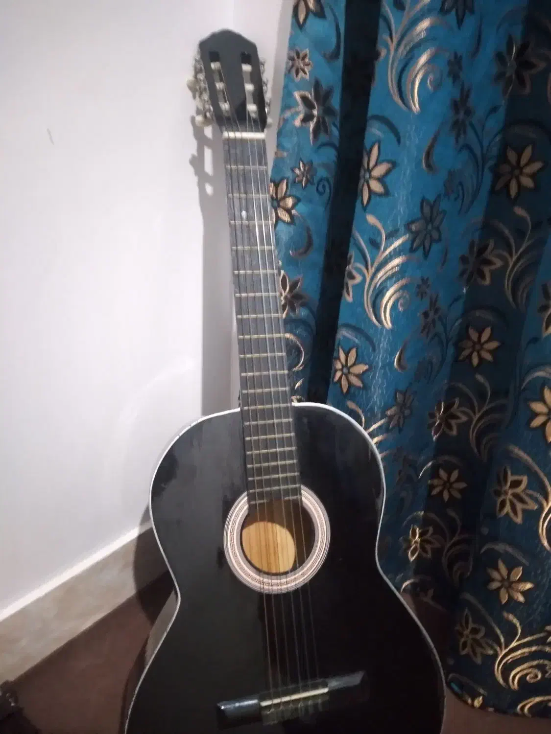 گیتار مشکی زیر ۲میلیون بیایید توضیحات|گیتار، بیس، امپلیفایر|کلاله, |دیوار