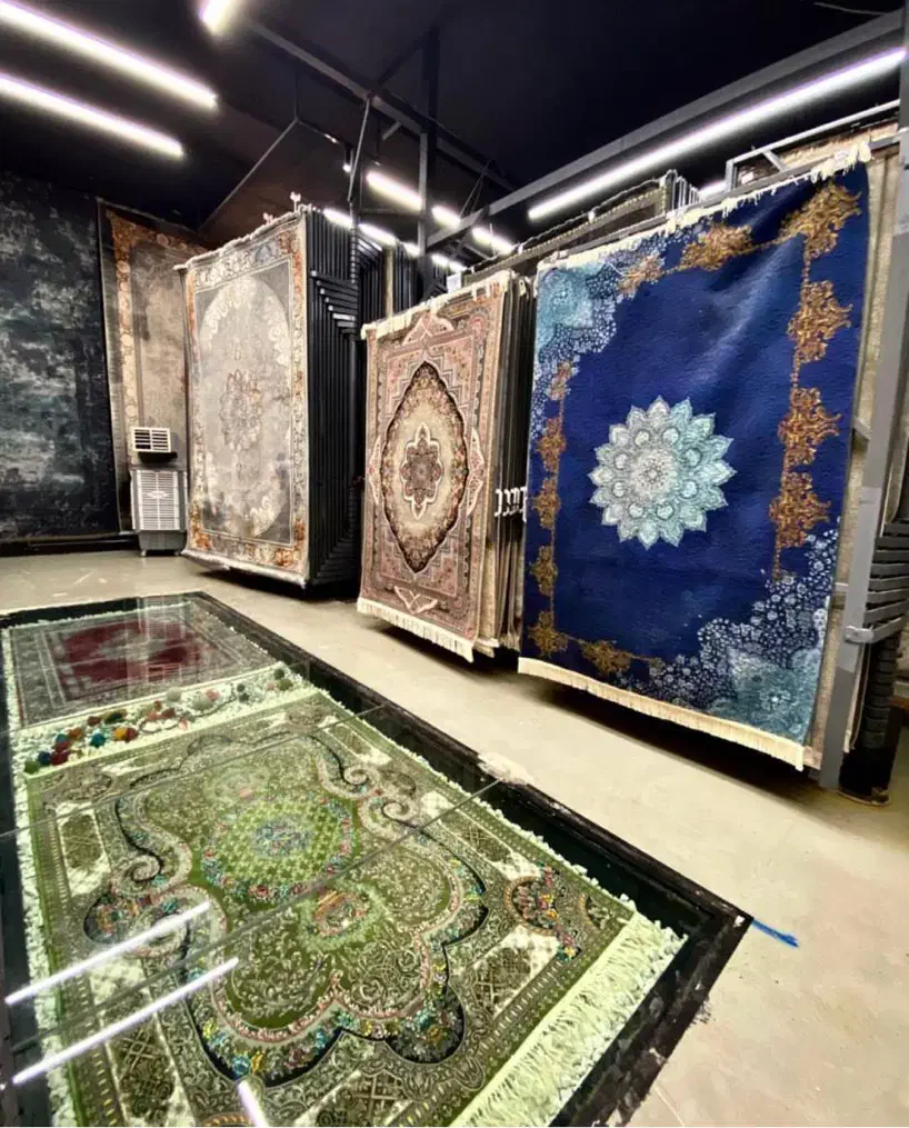 فرش زمرد باتنوع طرح ورنگ بالا زیرقیمت شرکت/کد۵۴۵۴|فرش|شیراز, لاله|دیوار
