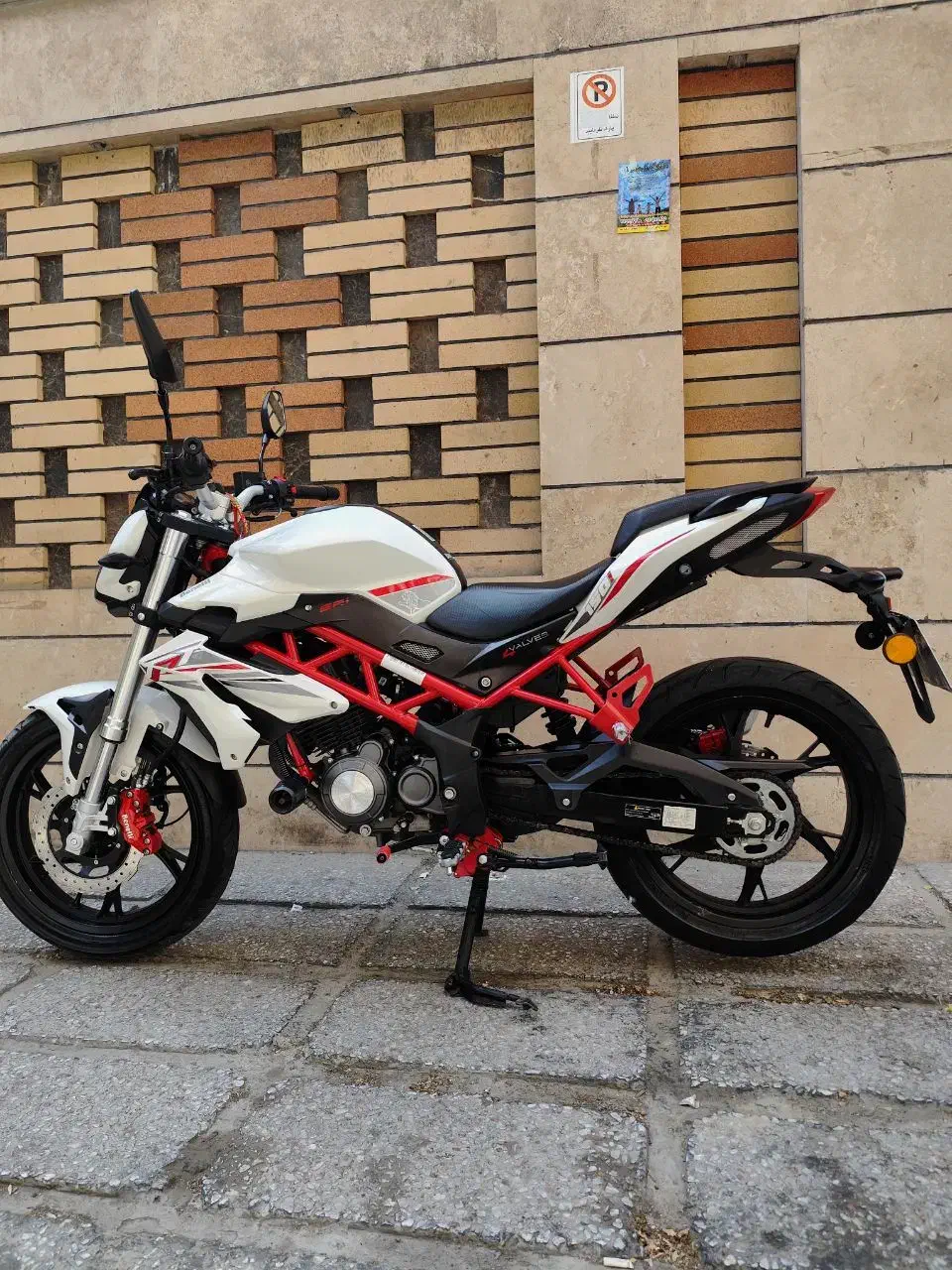 بنلی ۱۵۰نیوفیس|موتورسیکلت|گلوگاه, |دیوار