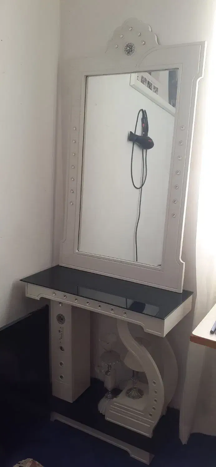 اینه|آینه|صومعه‌سرا, |دیوار