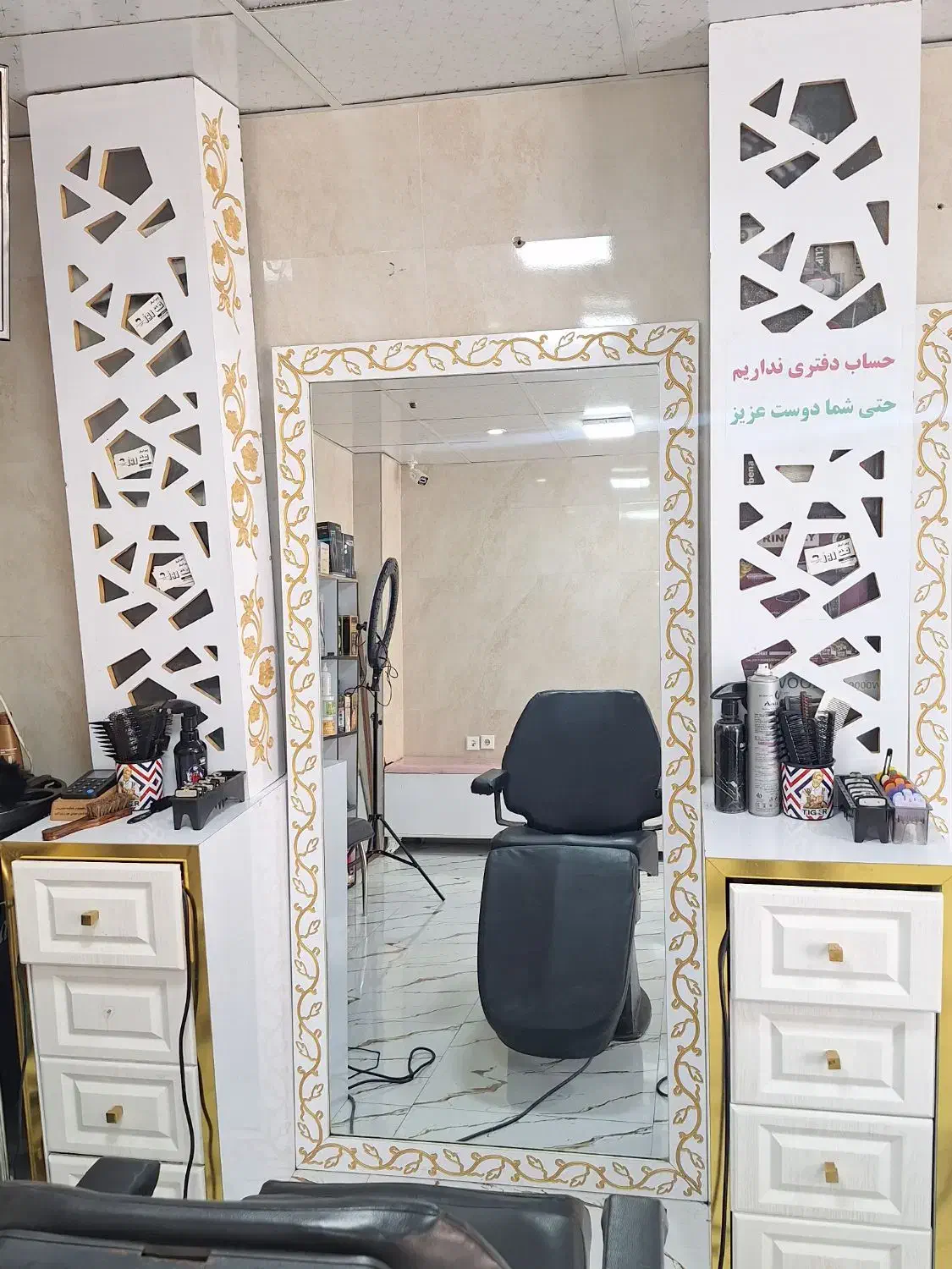 دکور آرایشگاهی و صندلی|آرایشگاه و سالن‌های زیبایی|اهواز, فاز ۲ پادادشهر|دیوار