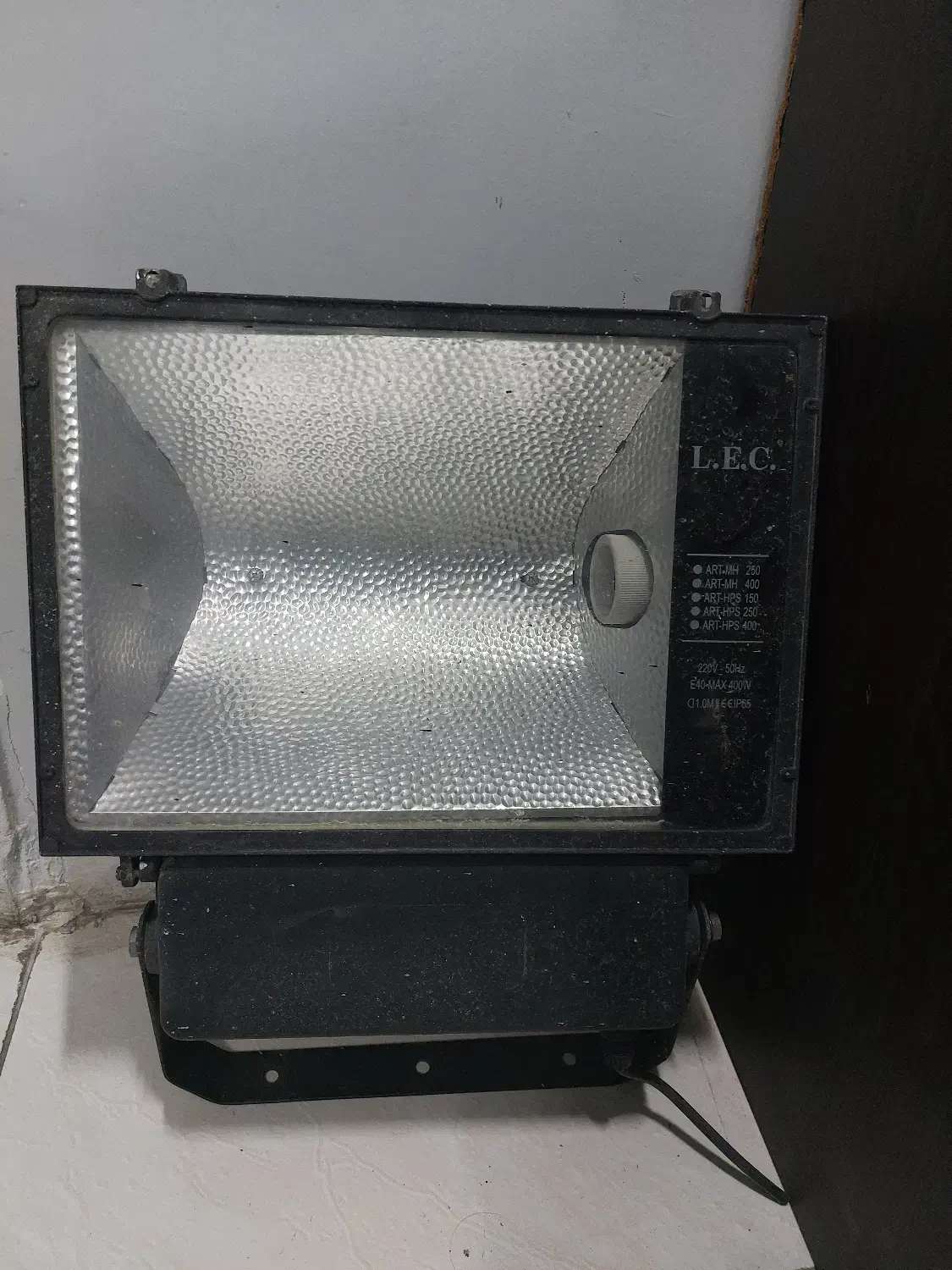 پروژکتور ۴۰۰ وات|لامپ و چراغ|شیراز, میرزاکوچک خان|دیوار