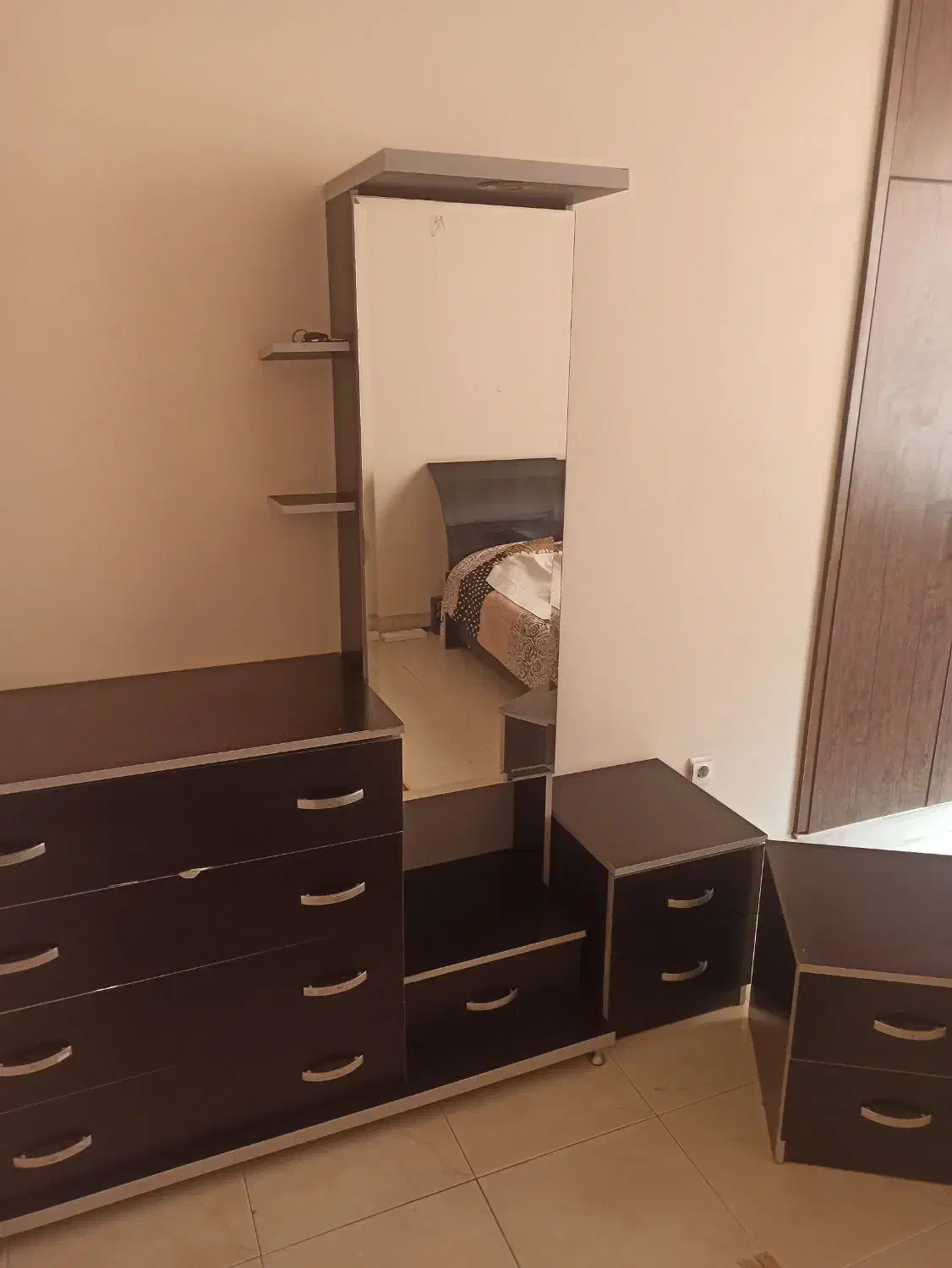 تخت دو نفره|تخت و سرویس خواب|شاهین‌شهر, شهرک هشت بهشت|دیوار