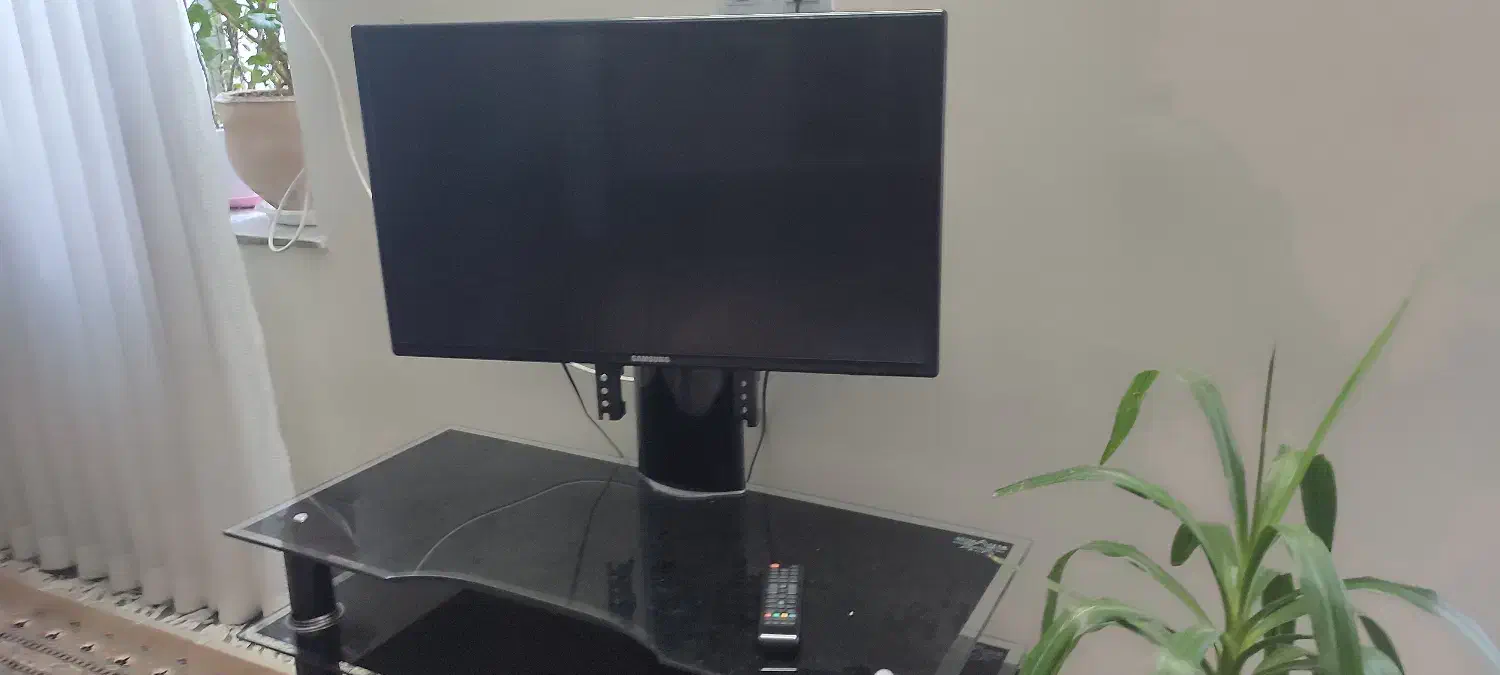 تلویزیون سامسونگ ۳۲ با زیر تلویزیونی|تلویزیون و پروژکتور|همدان, |دیوار