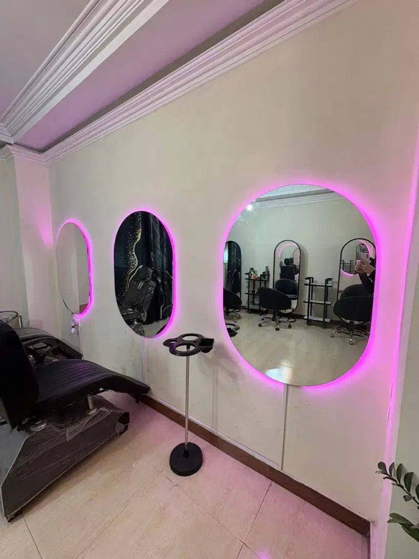 آینه بک لایت و صندلی طرح برقی کاملا سالم|آرایشگاه و سالنهای زیبایی|رشت, گلسار|دیوار