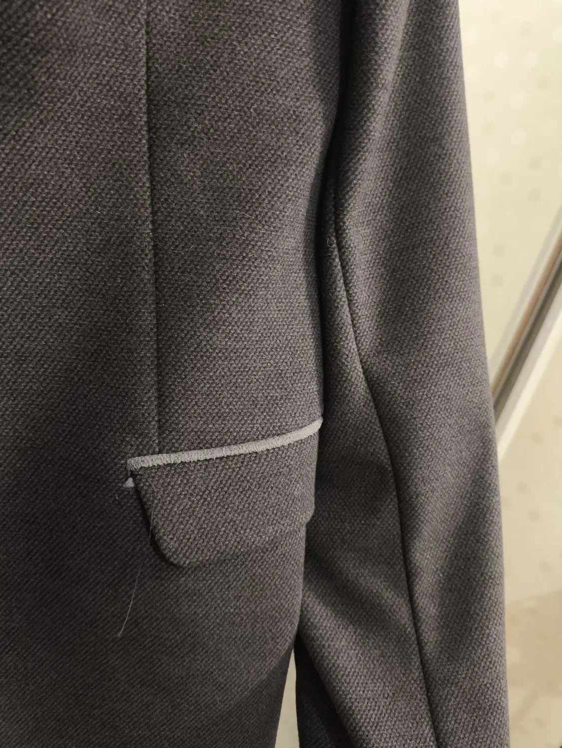 کت طوسی تیره|لباس|کرج, کوی کارمندان شمالی|دیوار