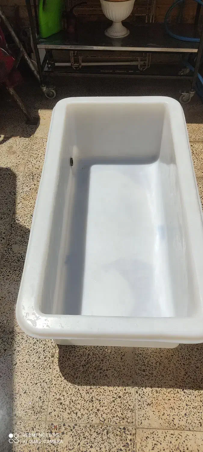 وان پلاستیکی همراه با شیر|ماشین‌آلات صنعتی|فولادشهر, A2|دیوار