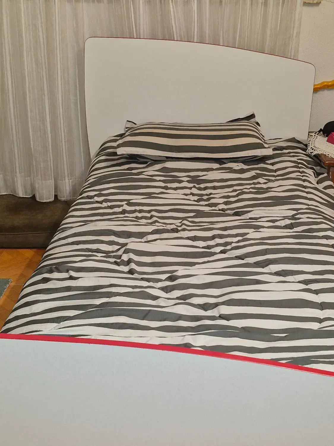 دو عدد تخت و یک دراور ست با قیمت توافقی|تخت و سرویس خواب|طرقبه, |دیوار