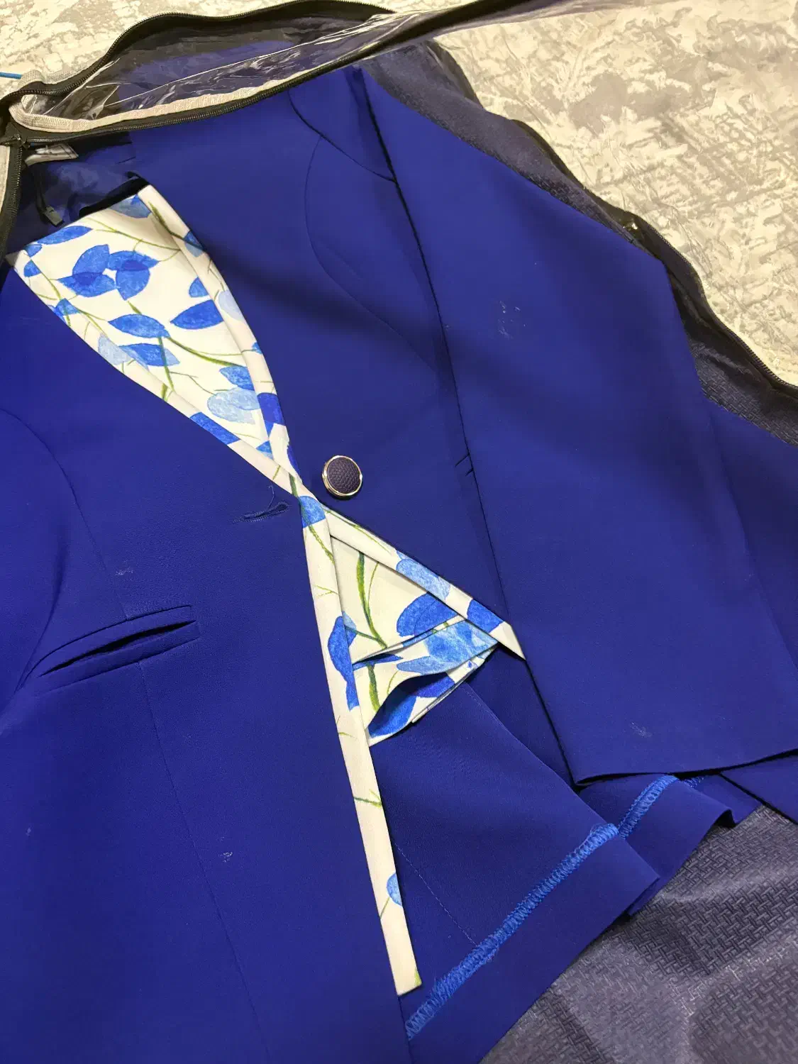 کت و دامن|لباس|مشهد, سرافرازان|دیوار