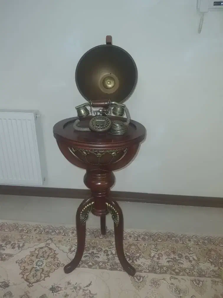 تلفن سلطنتی آنتیک با میز کره ایی|تلفن رومیزی|کرج, فاز ۵ مهرشهر|دیوار