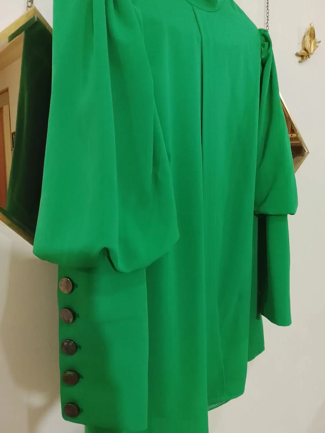 شومیز|لباس|قروه, |دیوار