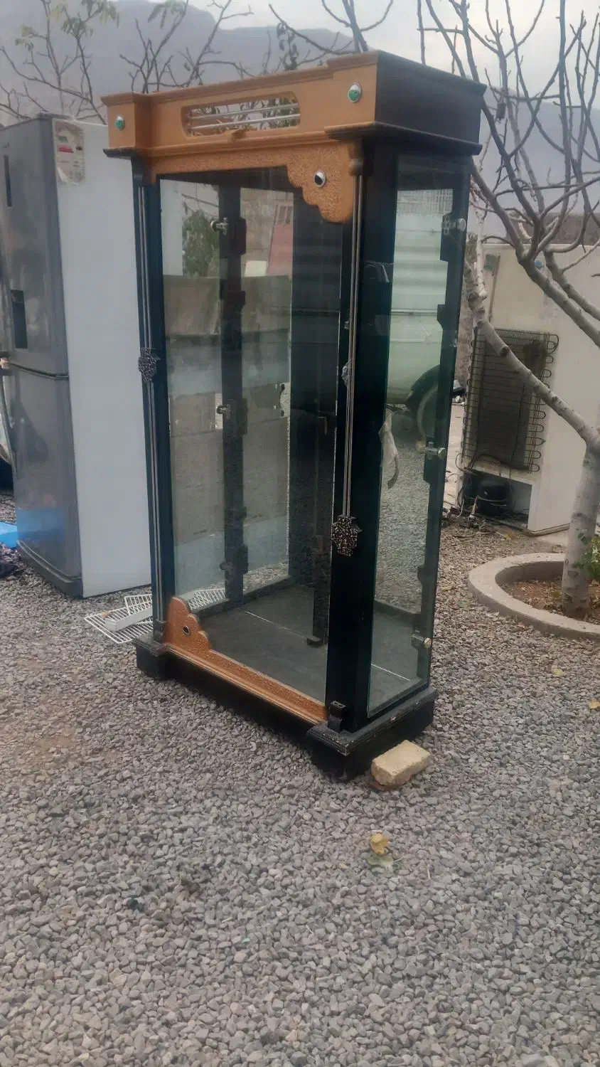 ویترین سالم هست به علت جابه جایی میخام بفروشم|بوفه، ویترین، کنسول|خانمیرزا, |دیوار